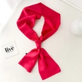 Pañuelo largo de seda rojo brillante con acabado liso y una etiqueta elegante - Estilo Barra Larga / Rosa Rojo