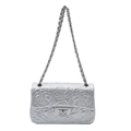 Silberne Stepptasche mit Kamelienstickerei, Kettenriemen und modischem Drehverschluss - Silber