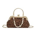 Retro Muschel-Tasche mit Leopardenmuster, Goldgriff und weißer Perlenkette - Braun