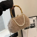 Bolso de lana de cordero marrón con asa de bambú y detalle de cadena de perlas - Marrón