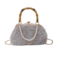 Bolso de lana de cordero gris con asa de bambú y detalle de cadena con perlas - Gris