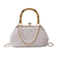 Bolso de lana de cordero blanca con asa de bambú y cadena dorada para mujer - Blanco