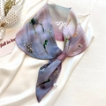 Lavendelfarbenes Seidentuch mit Blumenmuster an einem weißen Satin-Kleidträger - Verlauf Trockenblumen / Rosa-Lila