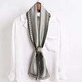 Élégant foulard étroit en soie vert sauge avec motif losange sur chemise blanche - Gris Bleu