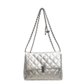 Silberne Stepptasche mit Metallic-Finish und verstellbarem Leder-Kettenriemen - Silber