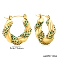 Detail van gouden C-vormige oorringen ingelegd met smaragdgroene edelstenen - Gedraaid Goud Smaragd Zirkonia (EA33430JG)