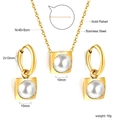 Détails du pendentif perle carrée et des boucles d'oreilles en acier inoxydable doré - Style Perle Blanche Carrée Dorée (SE25671AG)