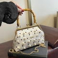 Borsa vintage bianca a pois con manico in bambù, perle e tracolla a catena d'oro - Bianco