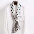 Foulard long en soie twilly à cœurs verts et carreaux gris sur chemise blanche - Bleu