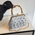 Borsa a scatto azzurra a pois con manico in bambù e dettagli di perle in mano - Blu grigio