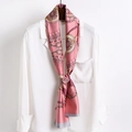 Élégant foulard long en soie rose avec motifs de chaînes dorées et de bijoux - Rose Poudré