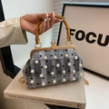 Borsa retrò con manico in bambù a quadri grigi con rete bianca e dettagli in perle - Nero
