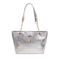 Sac cabas argenté motif crocodile avec chaîne dorée et pendentif cerf sur fond blanc - Argenté
