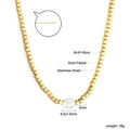 Detail van vergulde roestvrijstalen ketting met vierkante kralen en zoetwaterparel - Gouden Vierkante Metalen Kralen Zoetwaterparelketing (NE2D210AG)