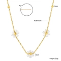 Détails du collier fleur en perles avec spécifications de taille et chaîne dorée ajustée - 3 Fleurs de Perles Blanches (NE2D870AG)