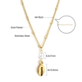 Detalle de una cadena de acero inoxidable dorado con perla de agua dulce y dije de caracola - Estilo Colgante de Concha y Perla Irregular (NE29970AG)