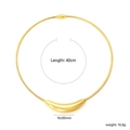 Collana con pendente ricurvo cavo placcato oro 18 carati e catena a serpente flessibile - Stile Pendente ad Arco Oro (NE2F2301G)