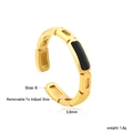 Dettaglio dell'anello in acciaio inossidabile placcato oro 18K con smalto nero - Stile Smalto Rettangolare Nero (RI162708G)