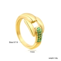 Detailansicht eines vergoldeten geflochtenen Rings mit grünen Edelsteinen auf Weiß - Goldener Grüner Edelstein Vintage Ring (RI1685J6-8G)