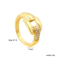 Details des gedrehten Goldrings mit Kristallreihen, 11 mm Breite und Größenangaben - Goldener Strass-Überkreuzring (RI1685A6-8G)