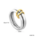 Detailaufnahme des dreifach verbundenen Edelstahlrings mit Goldakzenten und Größenangabe - Polierter Dreifach-Link-Kombistil (RI160507M)