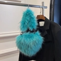 Sac à main cœur en fausse fourrure bleu cyan avec texture pelucheuse et anneaux en métal - Bleu