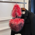 Sac à main en fausse fourrure de raton laveur rouge et noir avec anneaux métalliques - Rouge