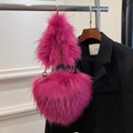Sac à main cœur en fausse fourrure fuchsia avec texture moelleuse et anneaux en métal - Violet foncé