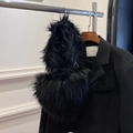 Sac à main cœur en fausse fourrure noire avec texture pelucheuse et anneaux métal - Noir