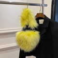Herzförmige Handtasche aus Kunstpelz in Zitronengelb mit flauschigem Griff - Gelb
