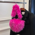 Lebhafte, pinkfarbene Herz-Handtasche aus Kunstpelz mit Plüschgriff und silbernen Ringen - Hellviolett