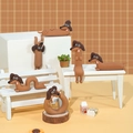 Set di 6 graziose statuette di bassotto in varie pose per ufficio e monitor decor - Set Completo da Sei (In scatola)