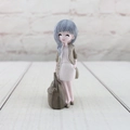 Dettaglio di una statuetta di ragazza con capelli blu e cardigan con trama intrecciata - Capelli lunghi blu grigi cardigan beige (Naier Girl C)