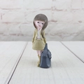 Dettaglio di statuetta in resina di ragazza con abito giallo e borsa per decorazioni casa - Capelli lunghi castani abito elegante giallo (Naier Girl D)