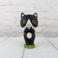 Detailopname van een schattig zwart-wit kattenbeeldje met gele ogen op groen gras - Groot Ornament - Biddende Zwart-Witte Kat