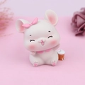 Dettaglio di statuetta di topo bianco con fiocco rosa e mini accessorio per bubble tea - Topo Dolce Seduto Femmina (Con Fiocco/Tazza di Tè al Latte)