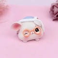 Gros plan d'une figurine de hamster avec lunettes oranges et bonnet en tricot bleu - Souris Douce Allongée Mâle (Avec Lunettes/Bonnet de Nuit/Tasse de Thé au Lait)