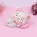 Dettaglio di una simpatica statuina di topo che dorme su un cuscino a cuore rosa decor - Topo Dolce Sdraiato Femmina (Con Fiocco/Cuscino a Cuore)