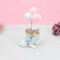Détail de figurines de couple sur un mini avion pince-photo avec décor ballons - Couple en Avion - Bleu et Rose