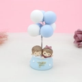 Détail de figurines en résine de couple avec ballons bleus et texte wish you décor - Couple Base Ronde - Bleu