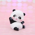 Süße Cartoon-Pandafigur für Tortendeko und Auto-Dekoration mit zwinkerndem Gesicht - Glücklicher Winkender Panda-Stil