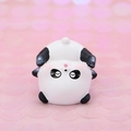 Nahaufnahme einer süßen Panda-Figur mit Herzpfoten auf einem rosa glitzernden Hintergrund - Ungezogener Panda-Stil