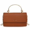 Bruine leren crossbodytas met gouden ringhandvat en kettingriem op witte achtergrond - Bruin