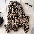 Pañuelo de seda champán con estampado de leopardo y cebra sobre fondo de piel sintética blanca - Talla única / Caqui