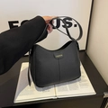 Bolso de hombro negro clásico con costuras verticales y detalle metálico dorado chic - Negro