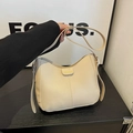 Bolso hobo beige de cuero sintético con costuras verticales y detalles dorados - Caqui