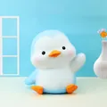 Dettaglio di salvadanaio a pinguino blu per bambini su scrivania con decorazioni - Blu