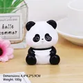Simpatica statuina di panda in resina per torte e auto, misura 4,4x4,2x5,9 cm - Stile A Panda che si Schiaccia le Guance