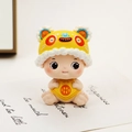 Primer plano de figurita de bebé con gorro de tigre amarillo y bordado tradicional chino - Estilo Tigre Amarillo (5A)