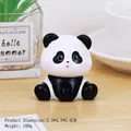 Simpatica statuina panda 5,5x4,3x5,6cm in resina bianca e nera con guance rosa - Stile D Panda Sognante